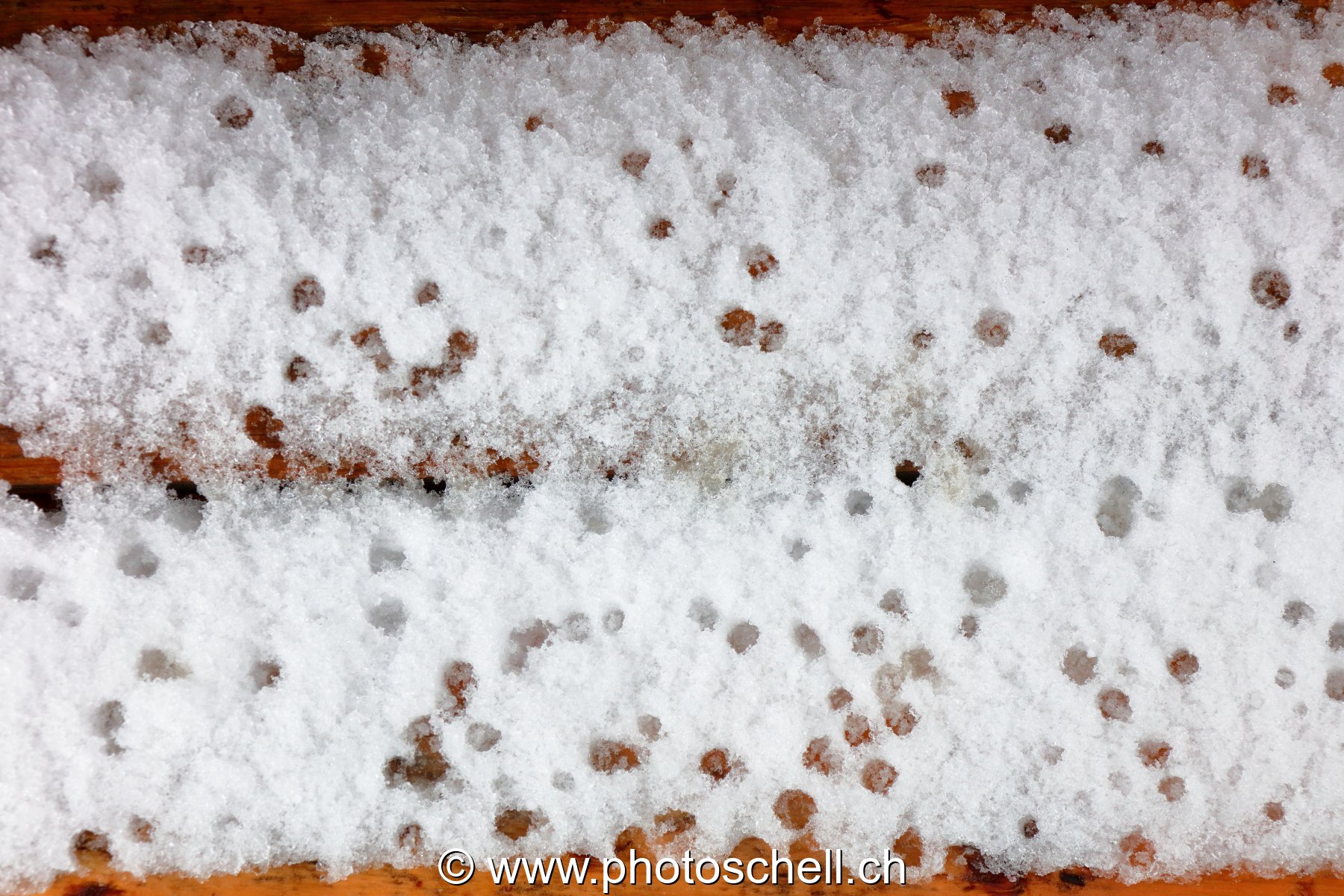 Gouttes d'eau trouant la neige
