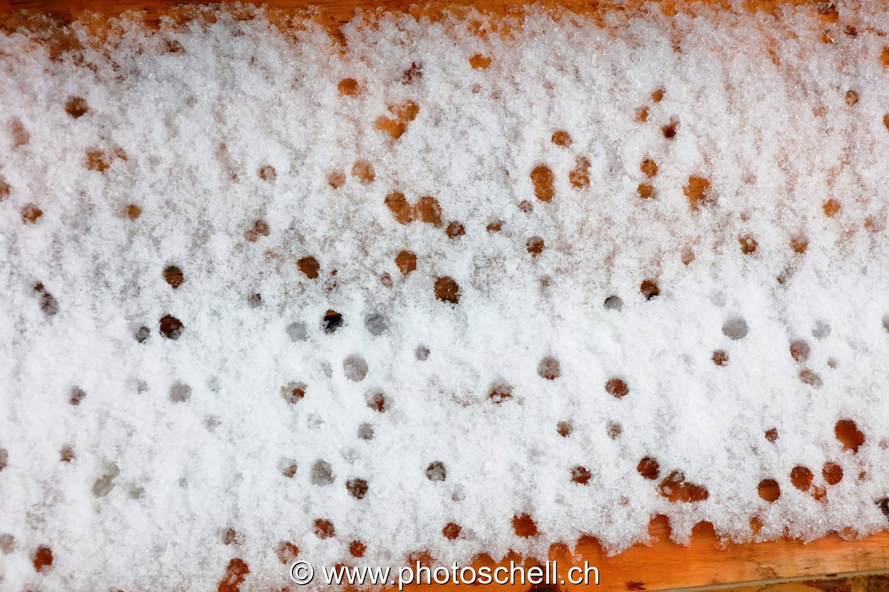 Gouttes d'eau trouant la neige