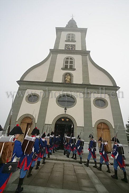 Les grenadiers investissent l'église