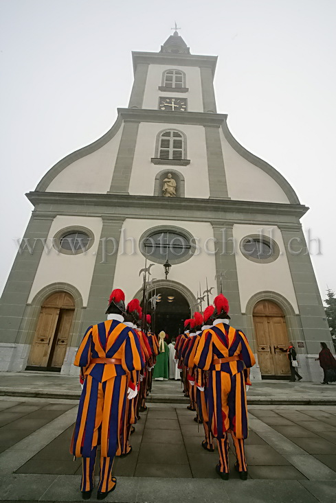 Alignement de gardes pontificaux