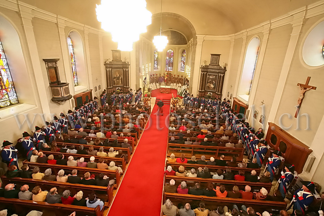 Une église pleine d\'hommes en armes...