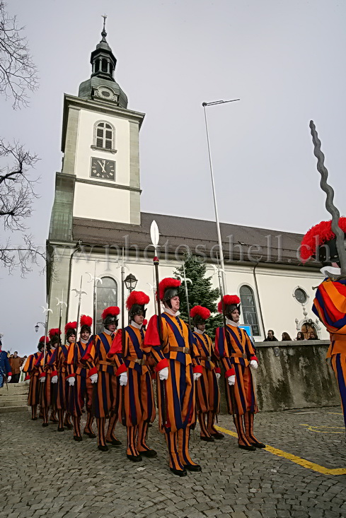 Revue devant l'église