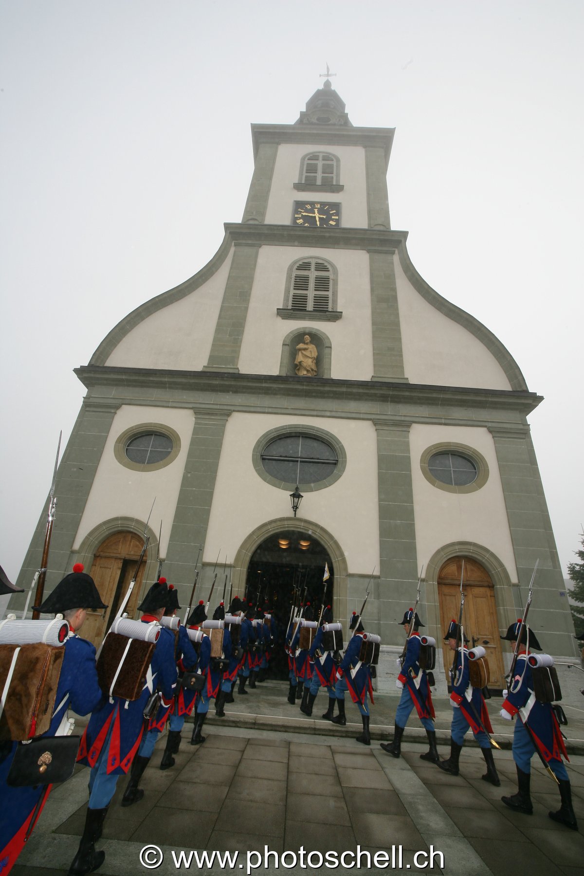 Les grenadiers investissent l'église