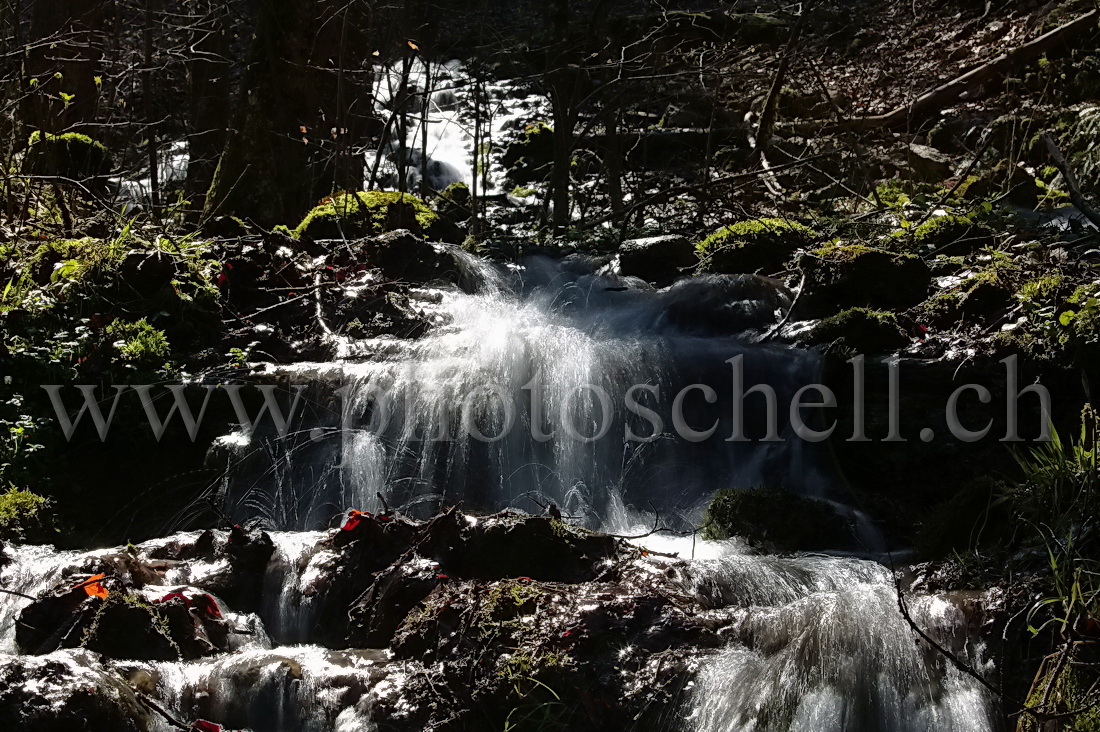 Petite cascade en contre-jour