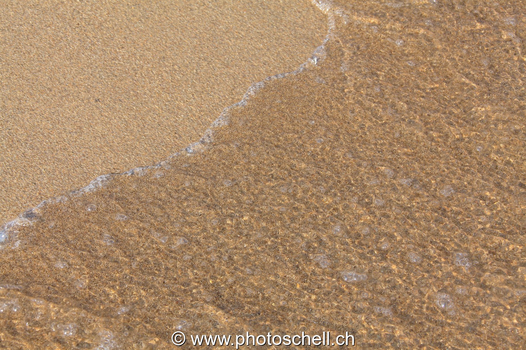 Petites vagues sur le sable