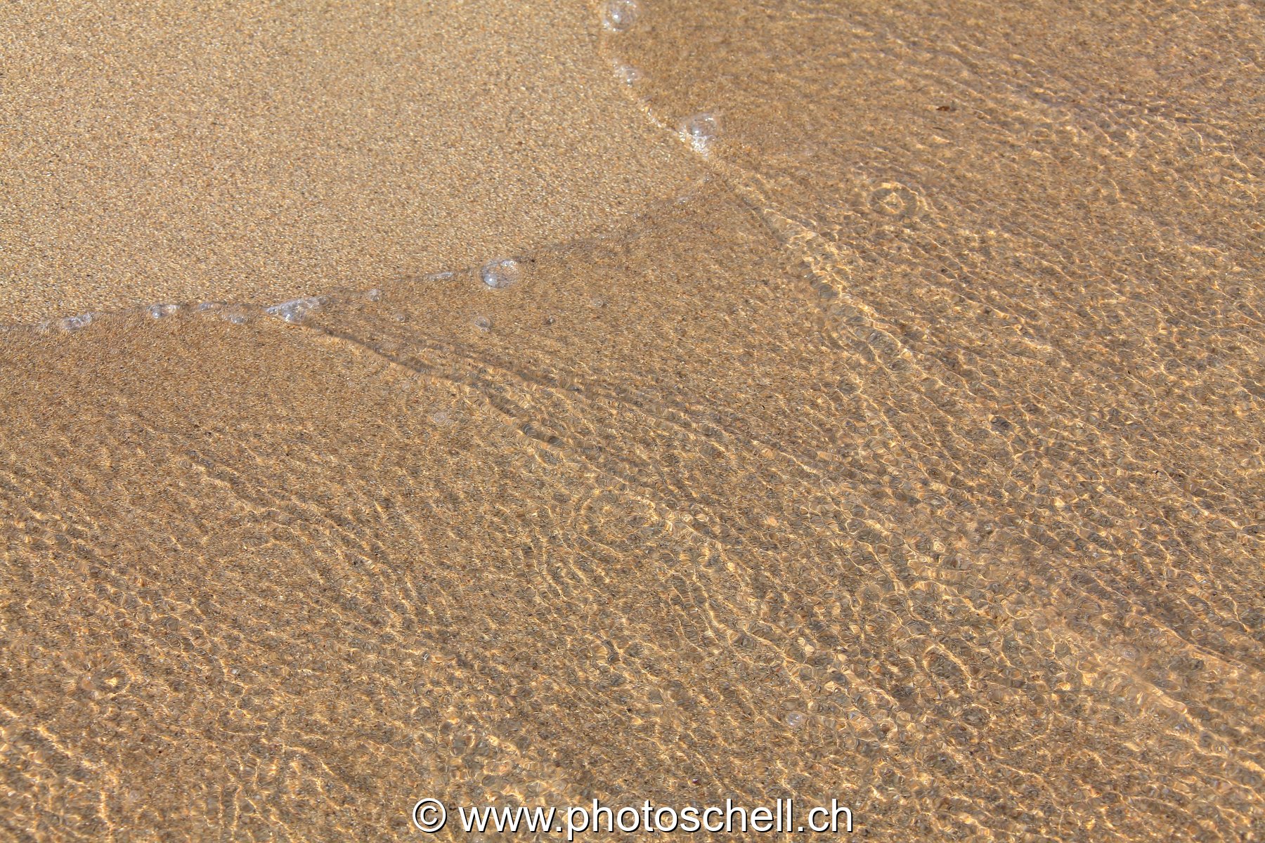 Petites vagues sur le sable