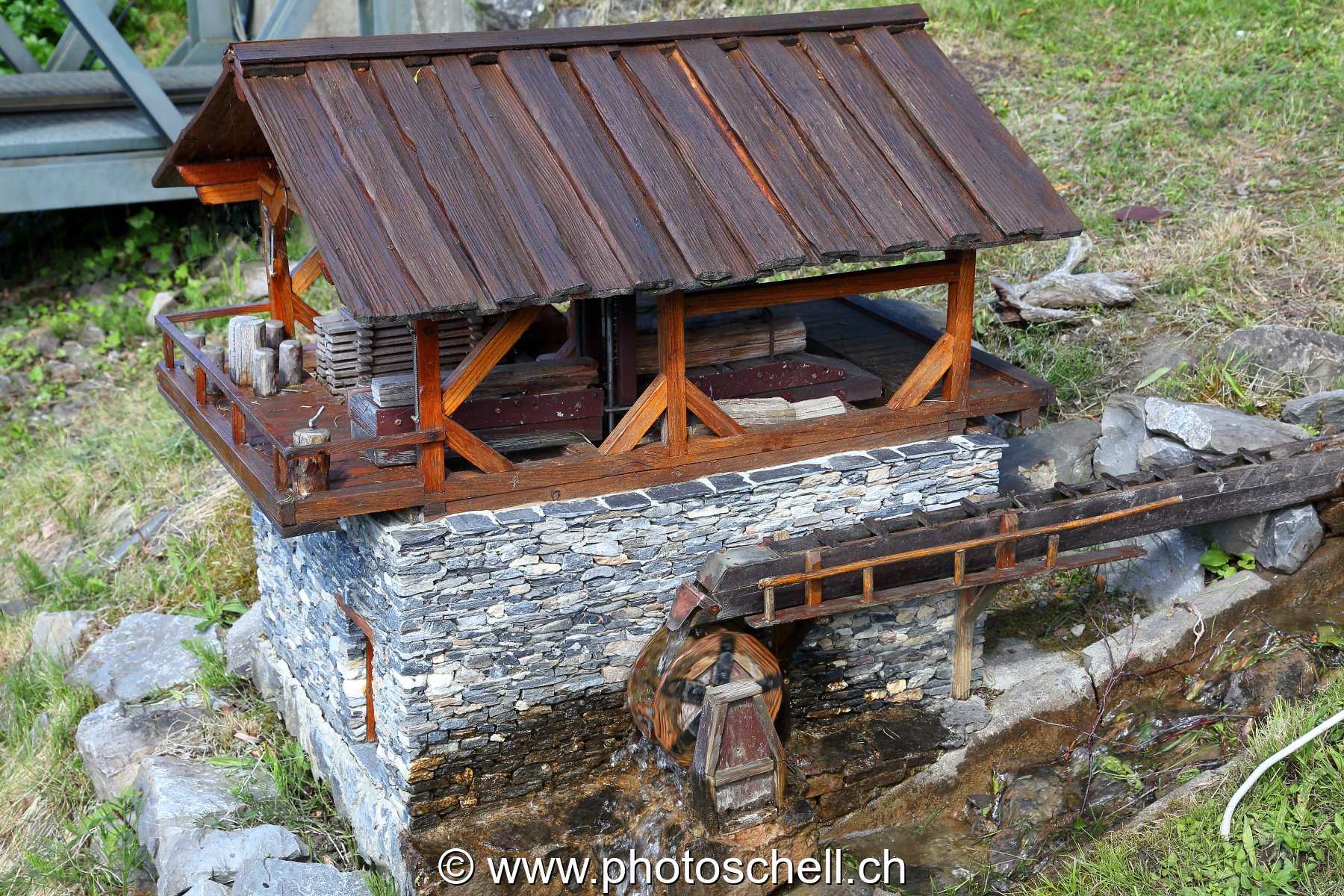 Petit moulin avec sa roue à aube
