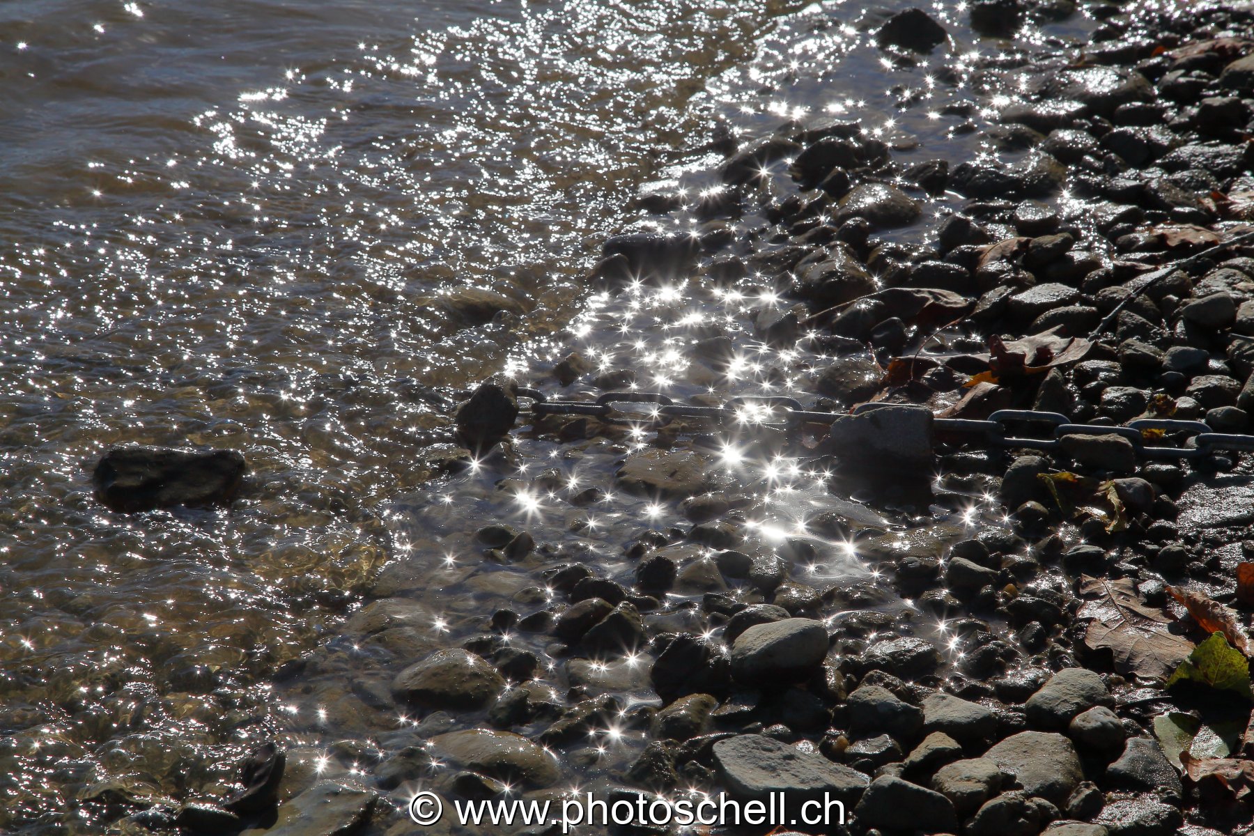Vaguelettes sur les berges du lac de la Gruyère