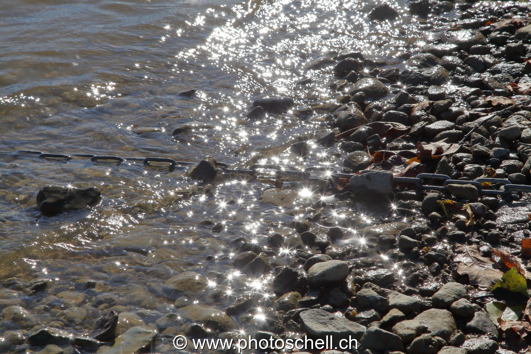 Vaguelettes sur les berges du lac de la Gruyère