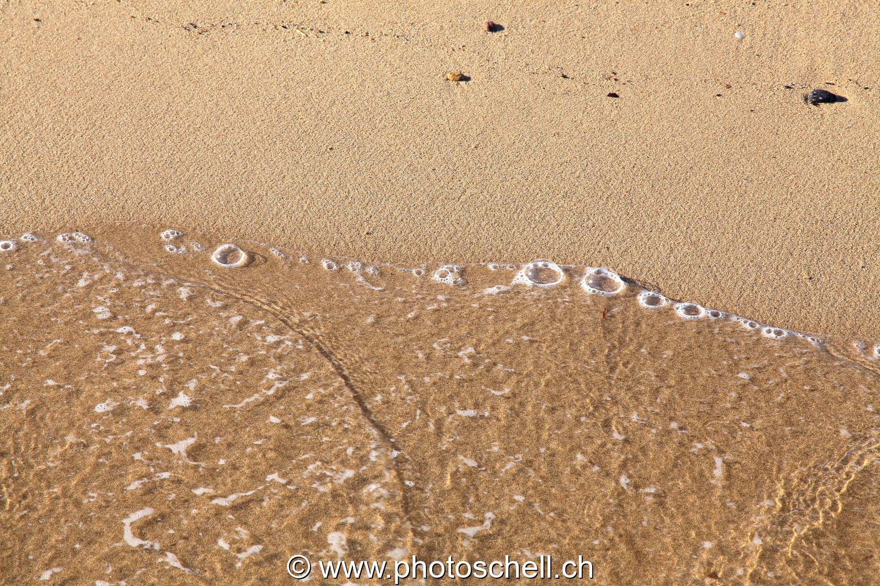Vaguelettes sur le sable