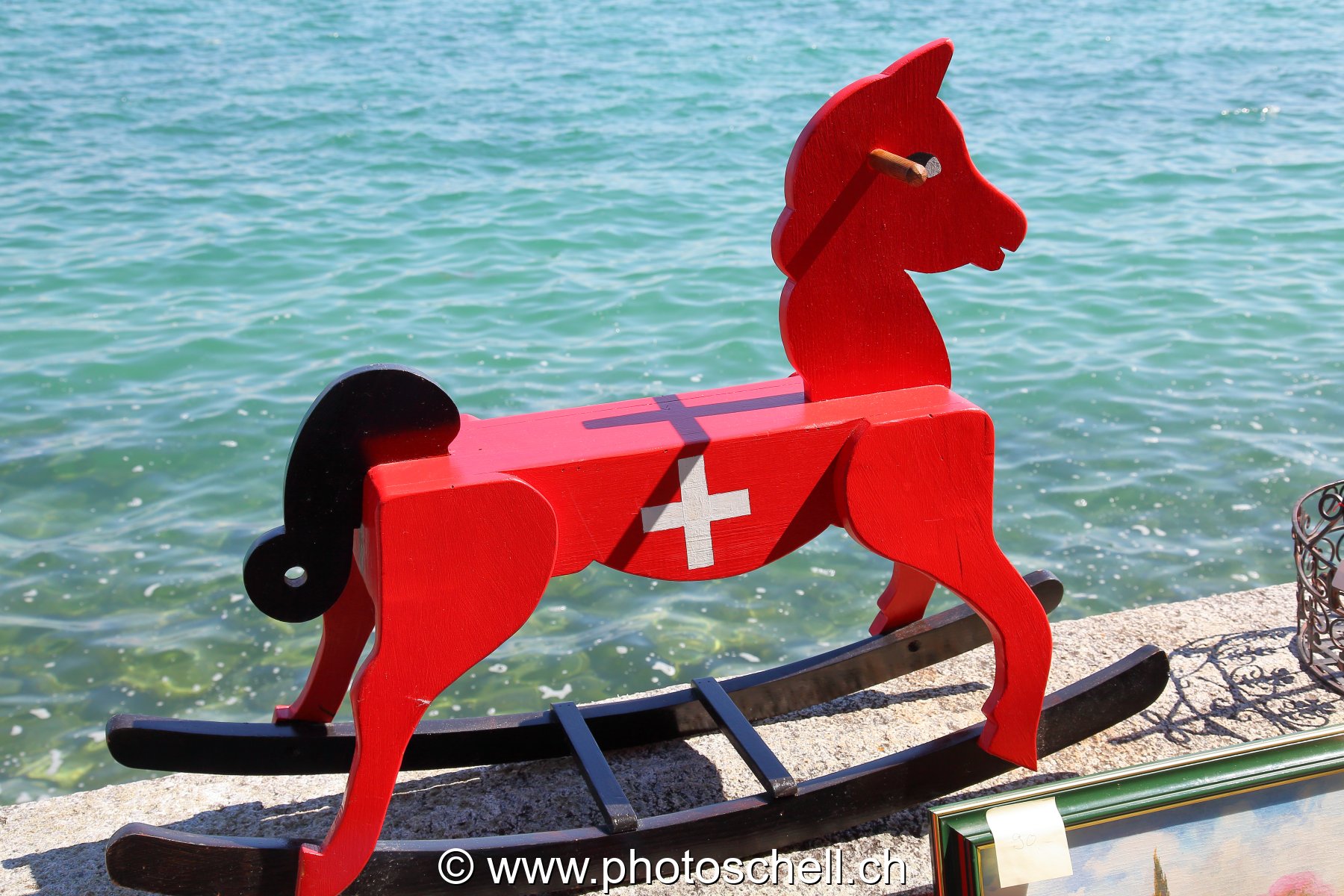 Cheval à bascule au bord u lac Léman