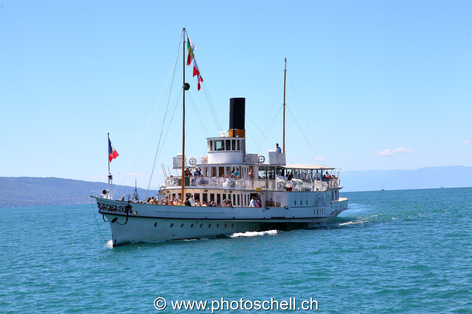 Le Vevey, bâteau à roues à aubes, au large de Vevey !