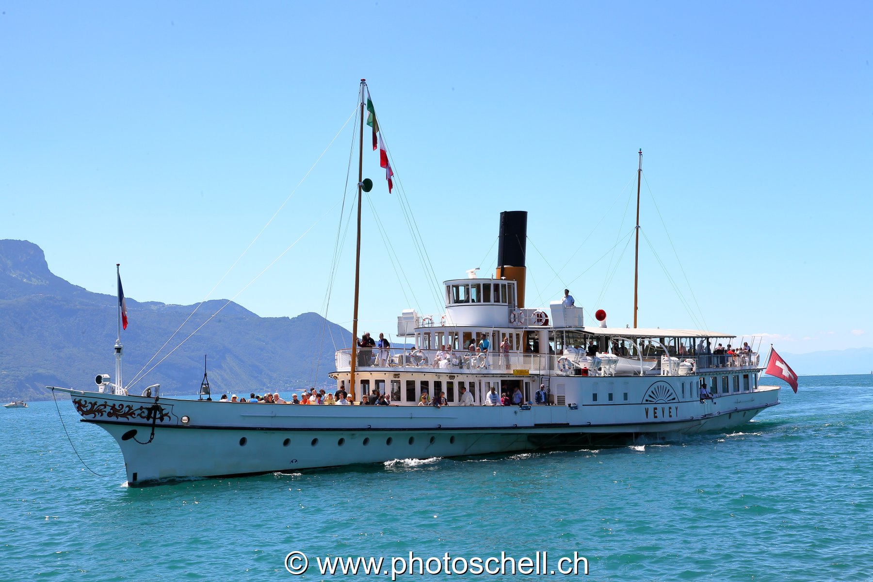Le Vevey, bâteau à roues à aubes, au large de Vevey !