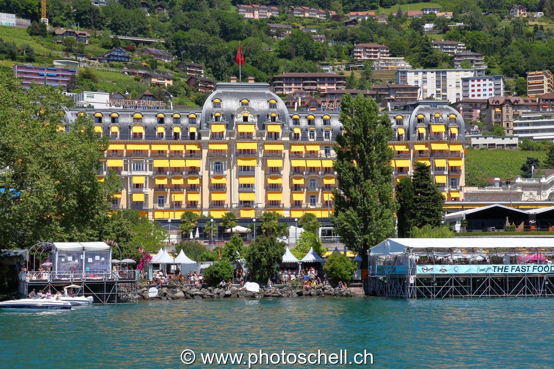 Montreux Palace vu depuis le lac Léman