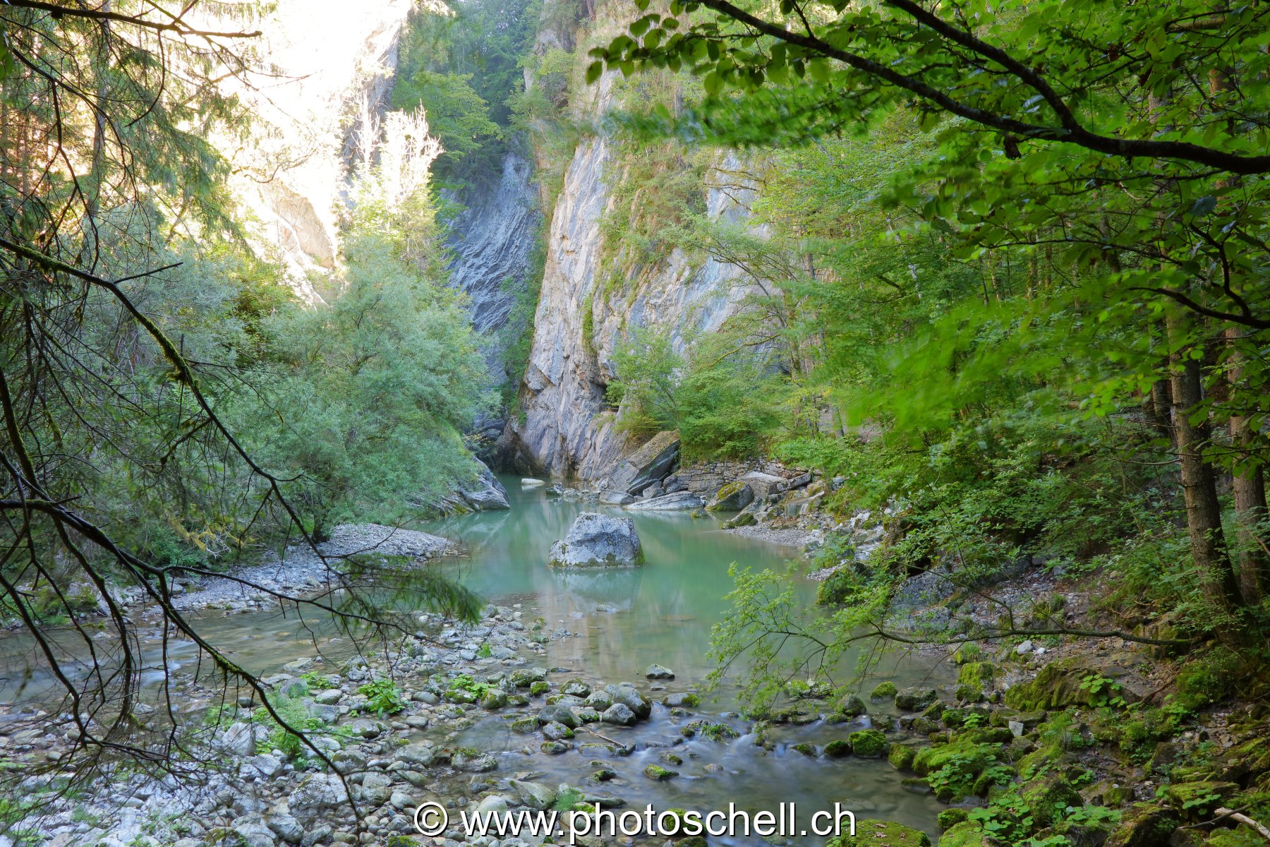 Gorge étroite et son plan d'eau