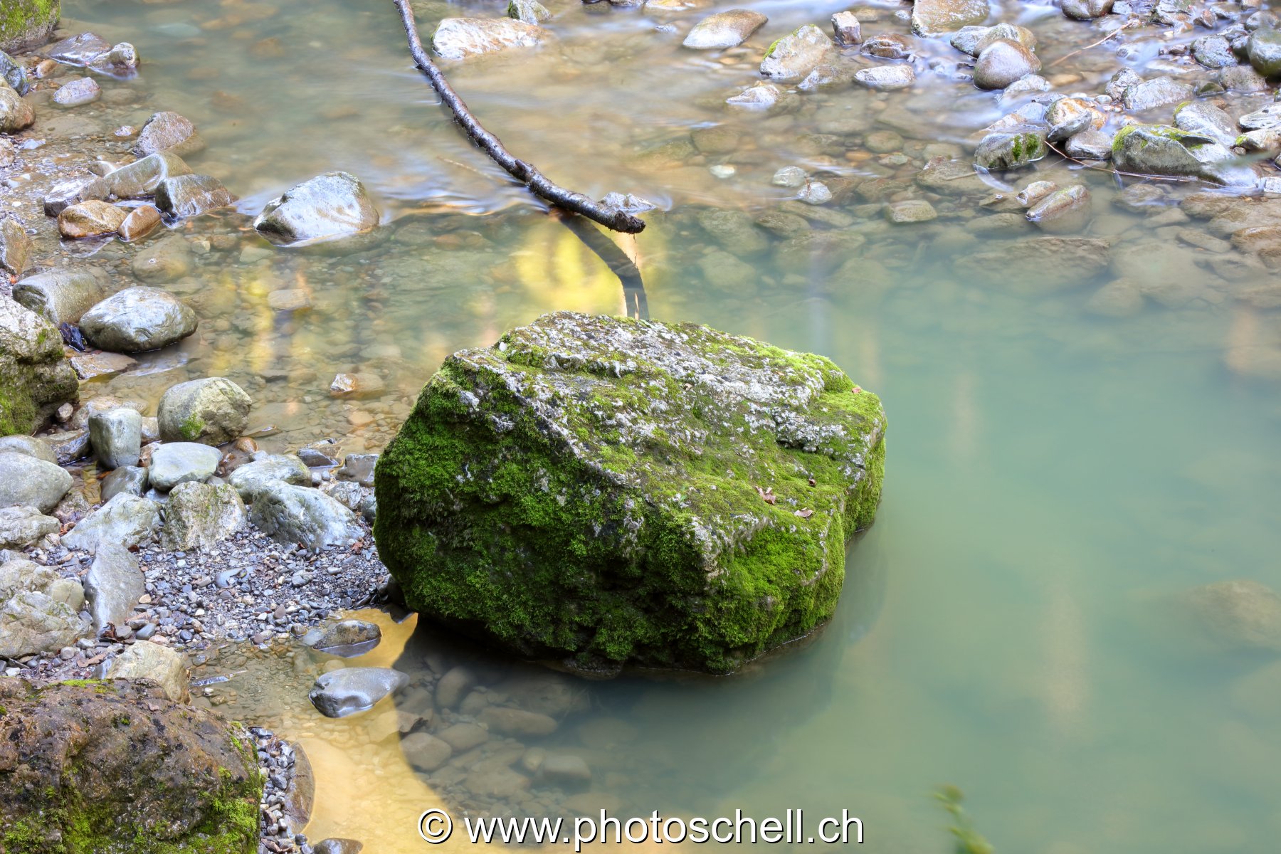 Rocher et ses reflets