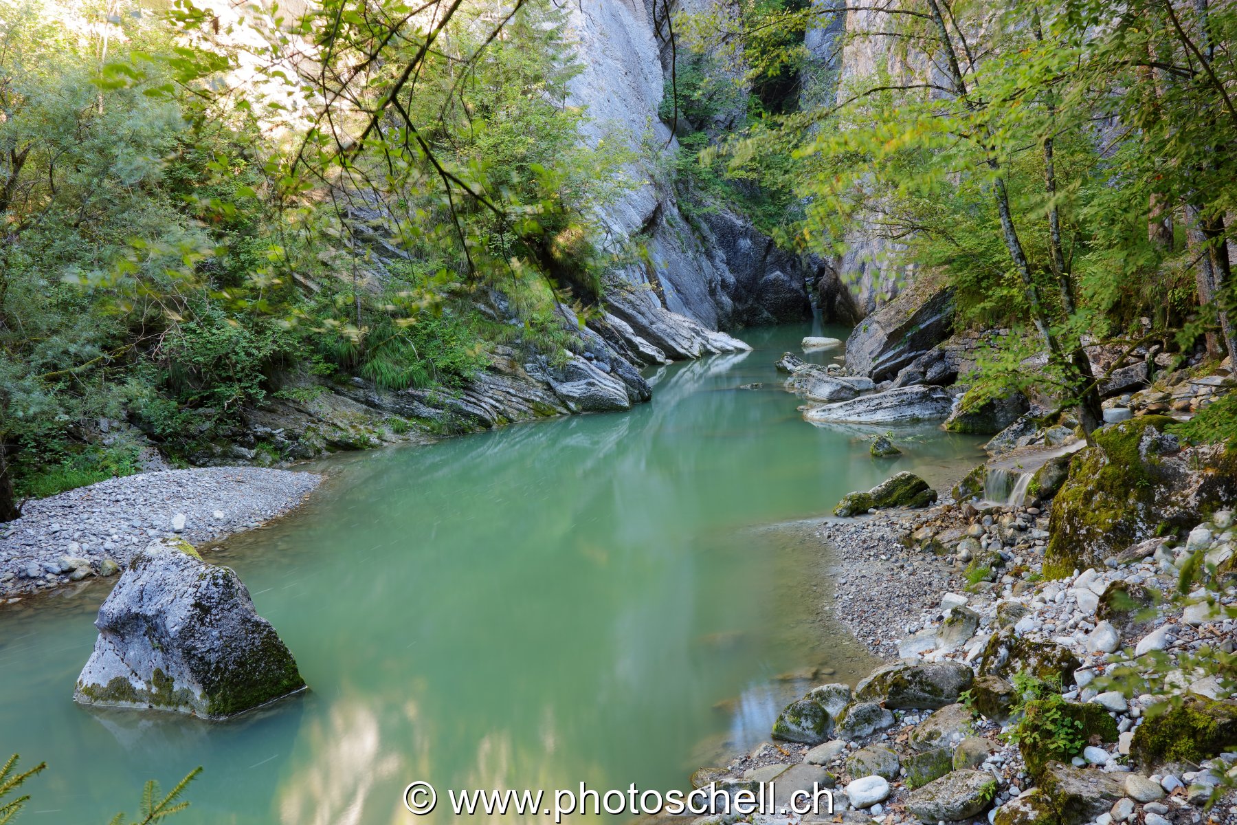Gorge étroite et son plan d'eau