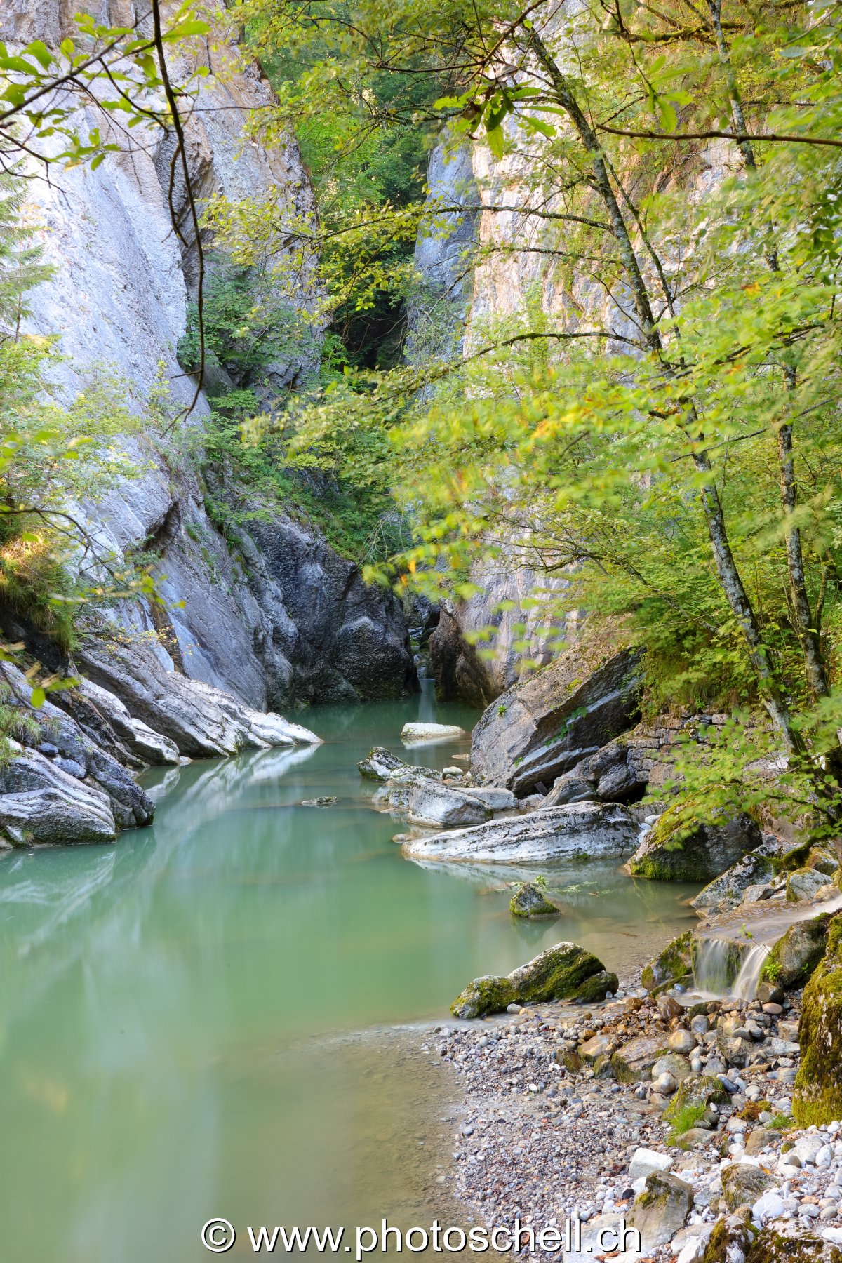 Gorge étroite et son plan d'eau