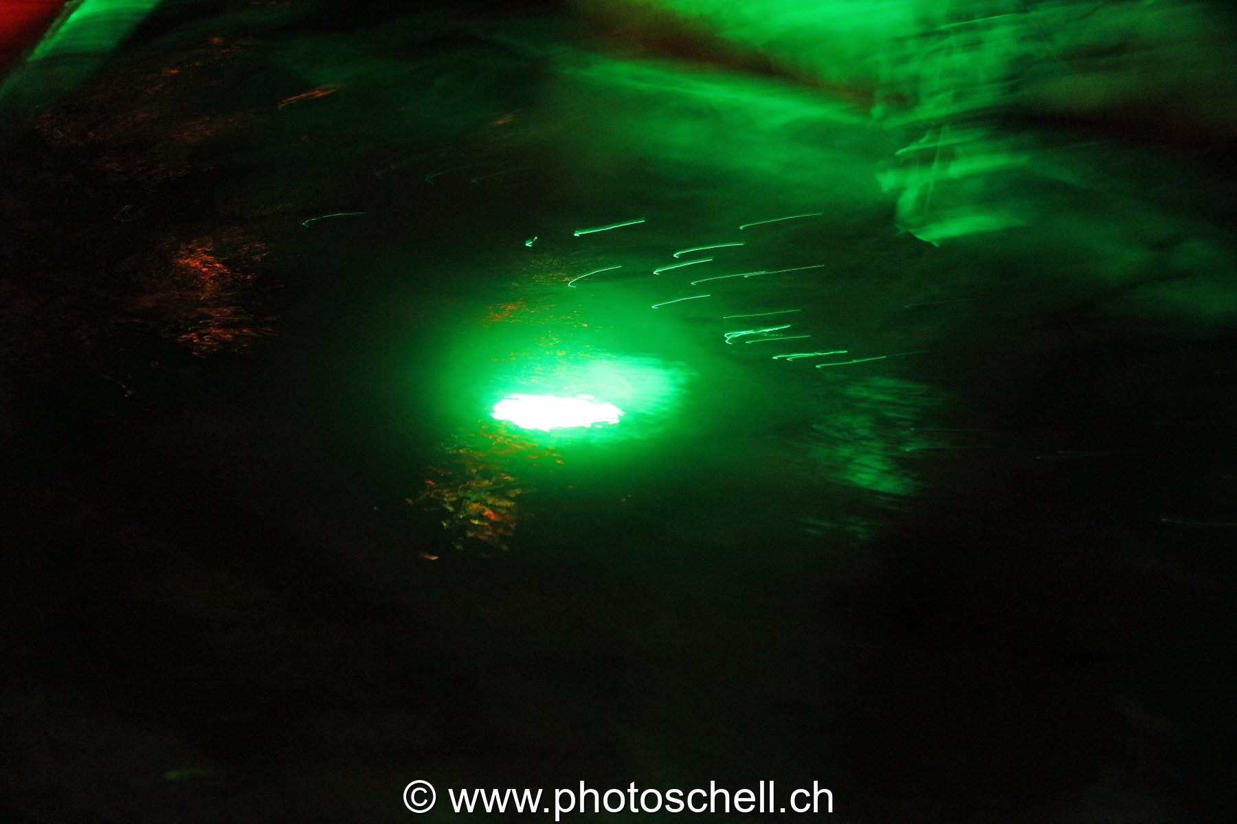 Reflet d'une lumière verte dans l'eau