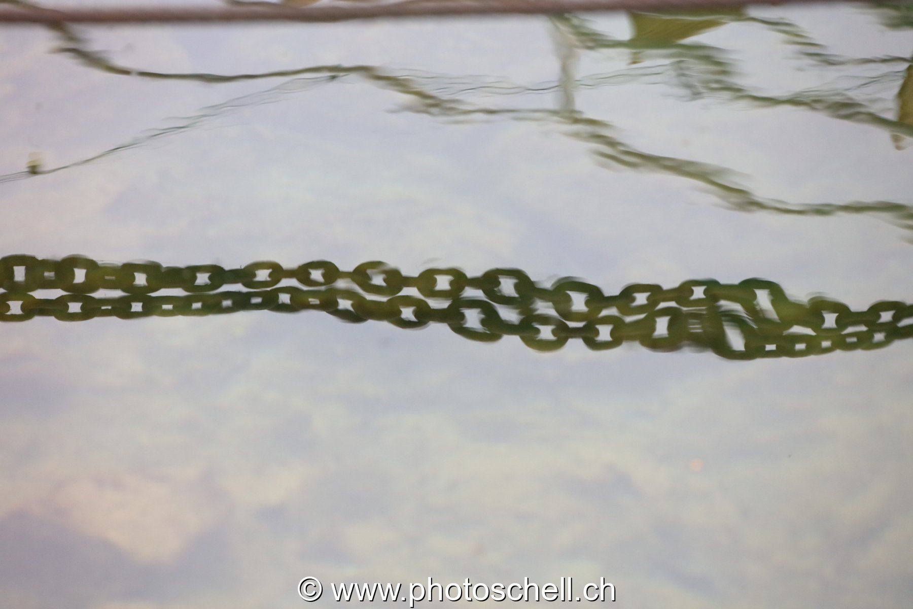 Reflets de chaînes sur l'eau
