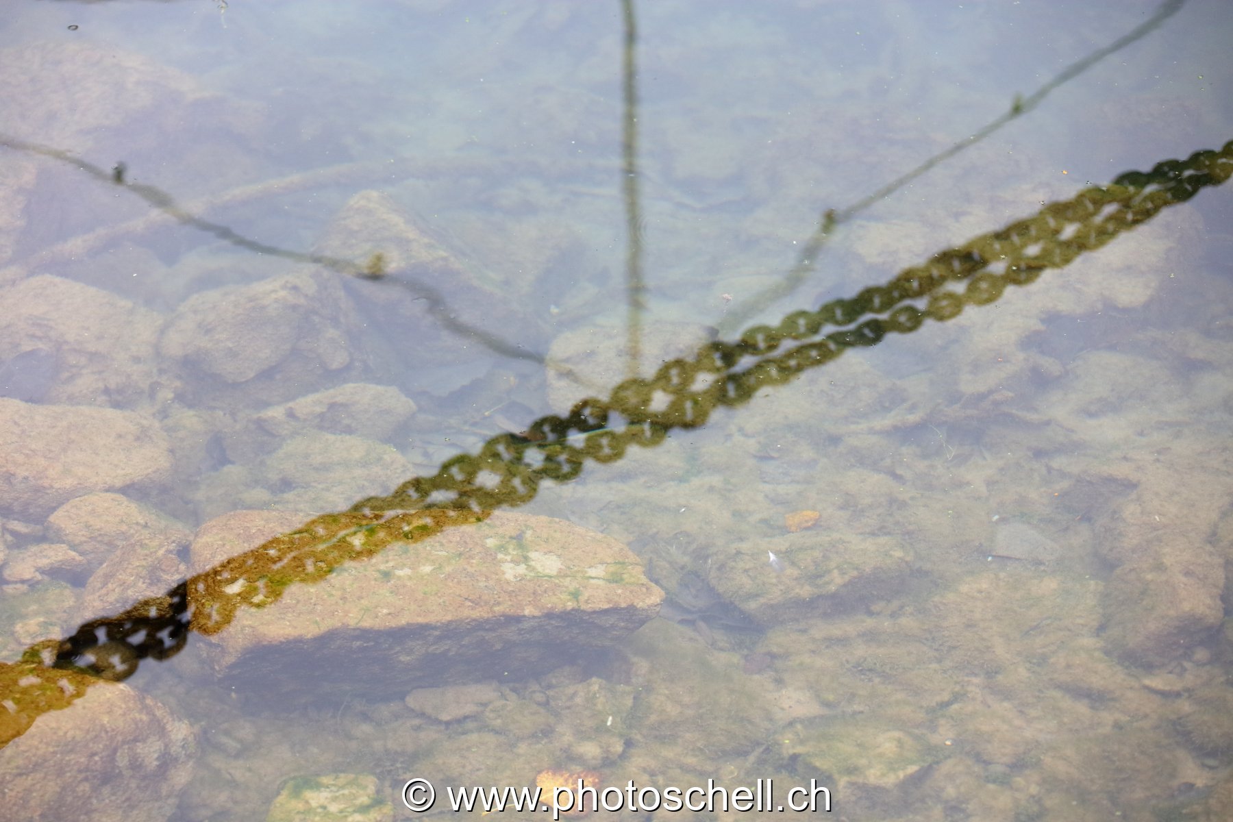 Reflets de chaînes sur l'eau