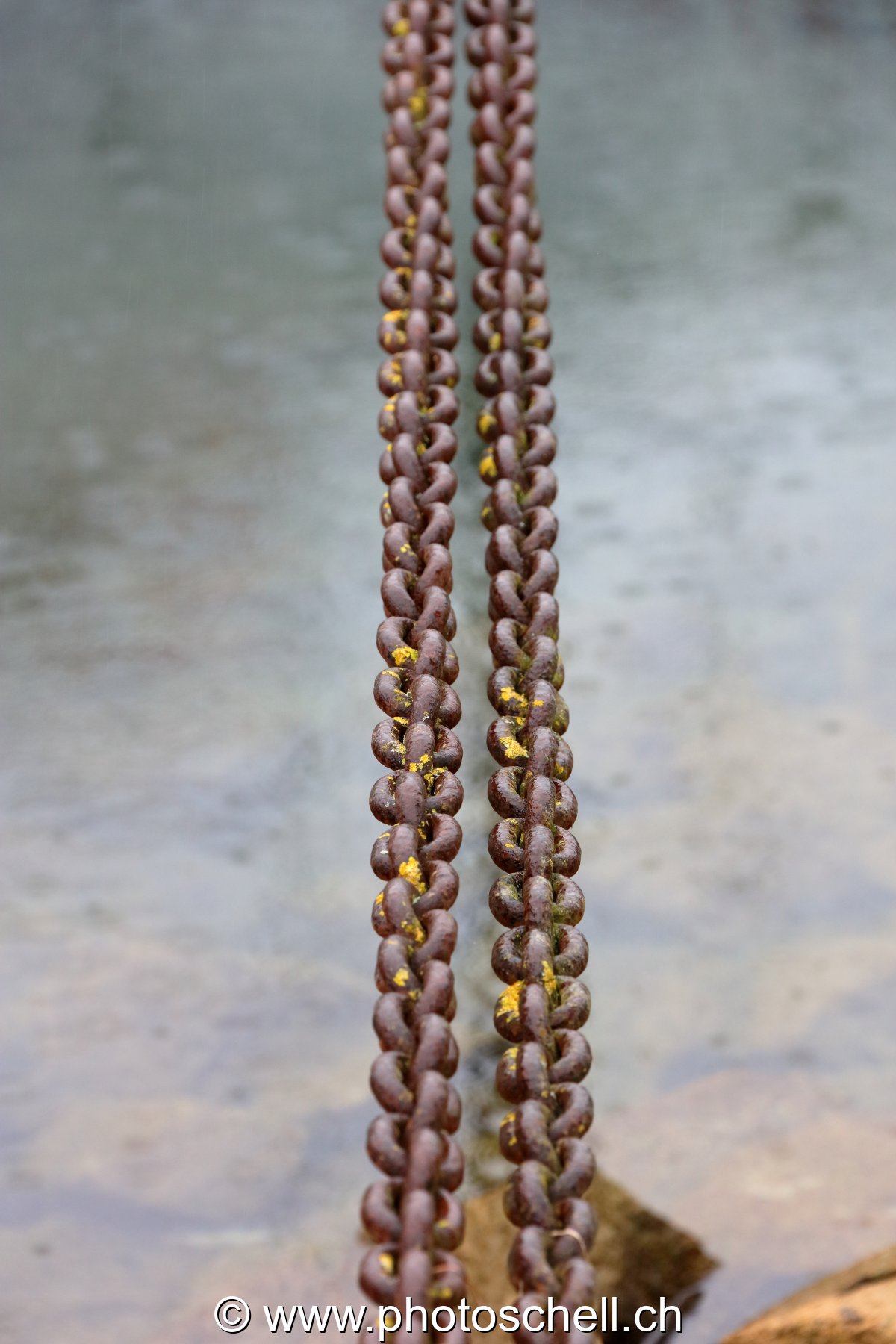 Chaines au-dessus de l'eau