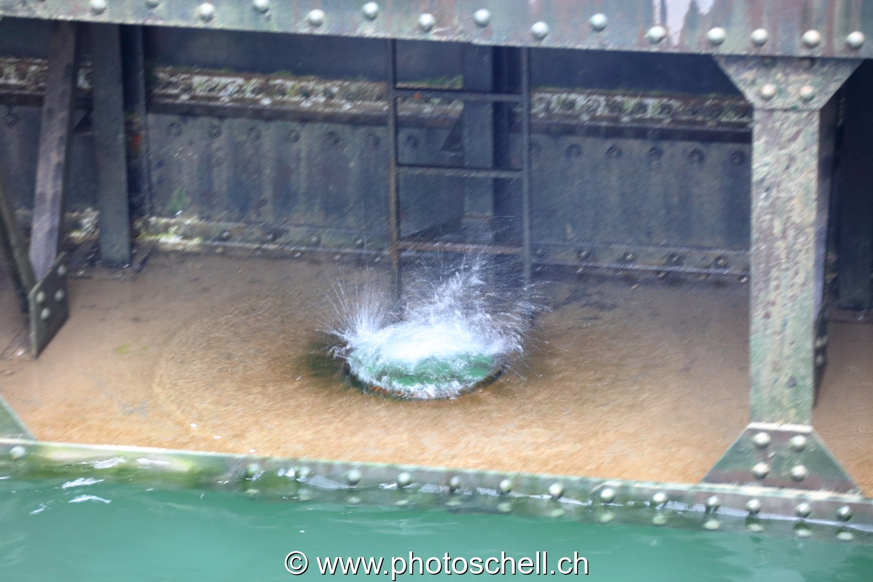 Giclée d'eau dans une porte d'écluse