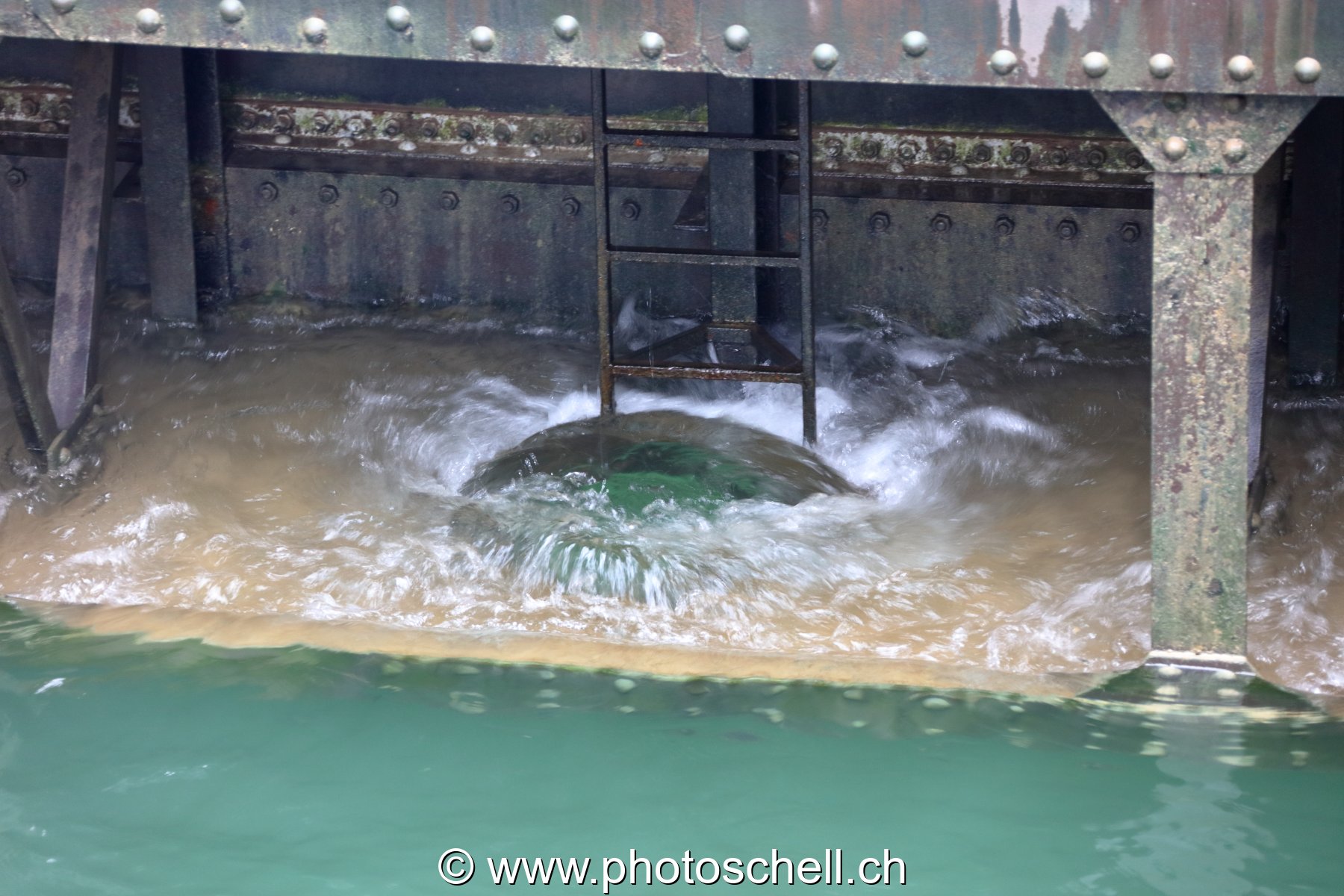 Giclée d'eau dans une porte d'écluse