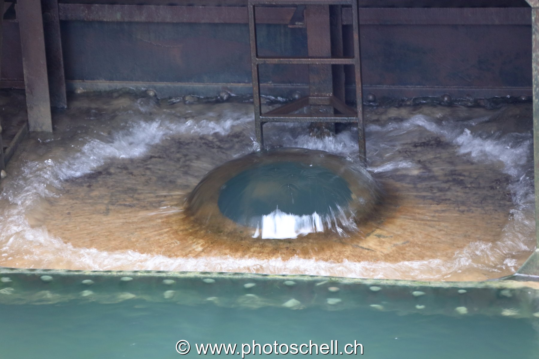 Giclée d'eau dans une porte d'écluse