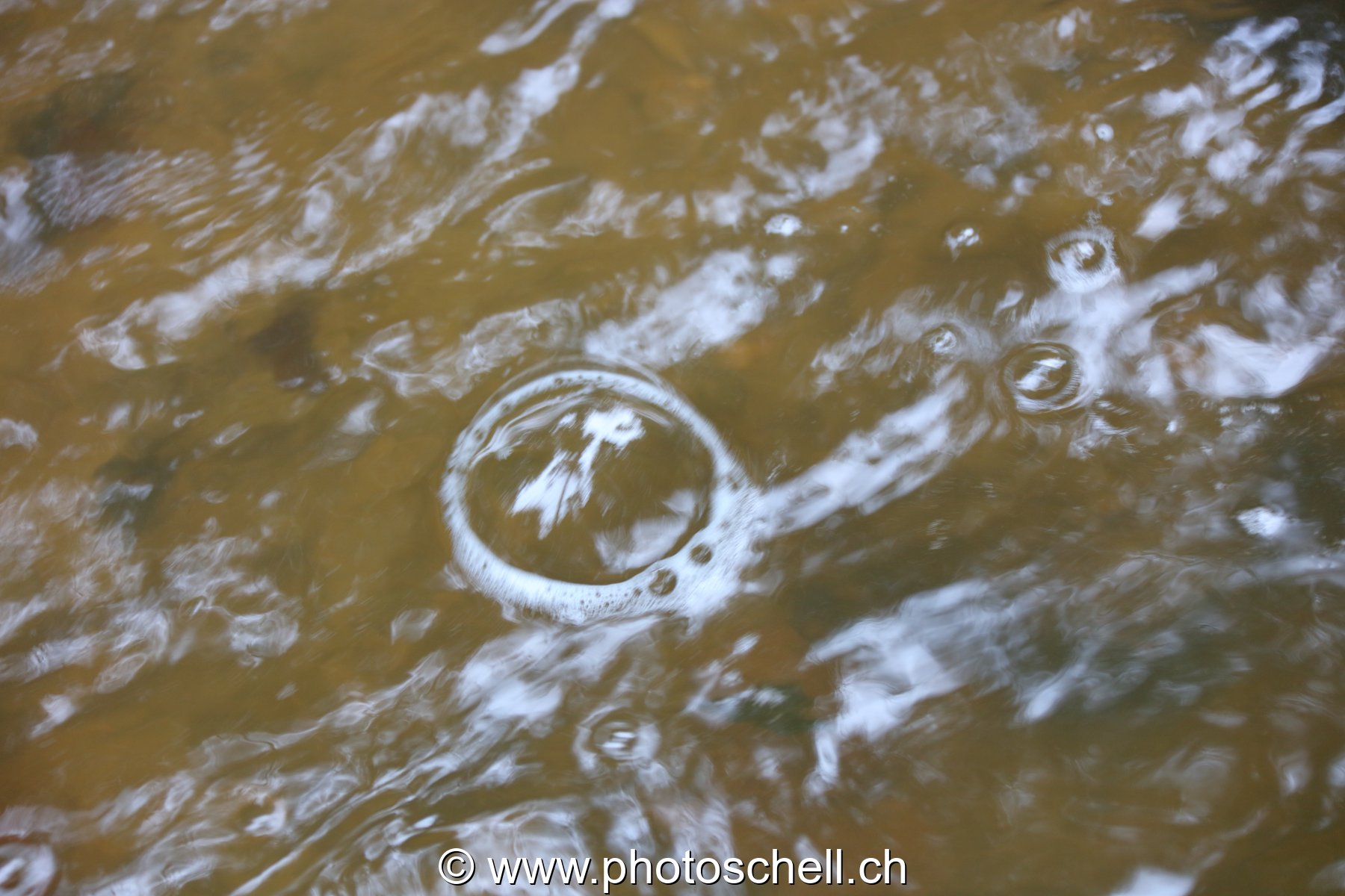 Bulles d'air sur l'eau