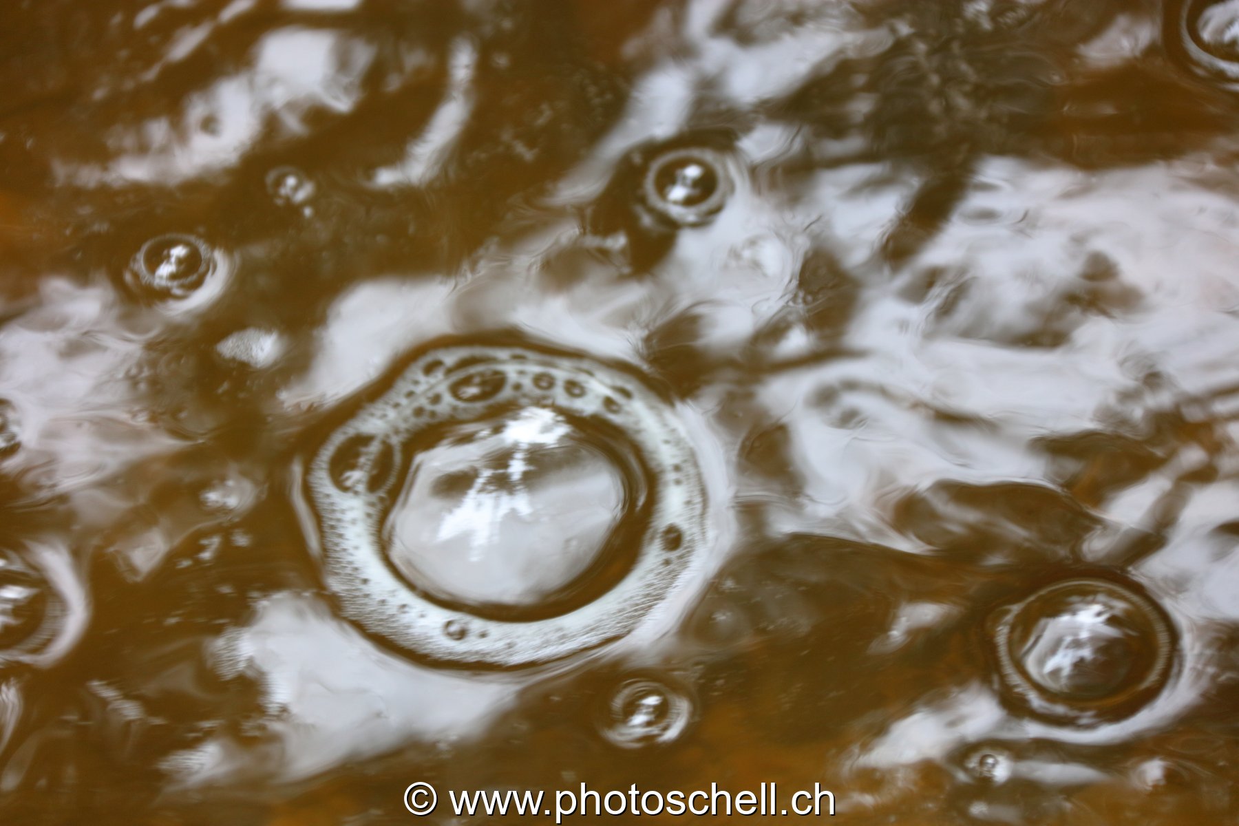 Bulles d'air sur l'eau