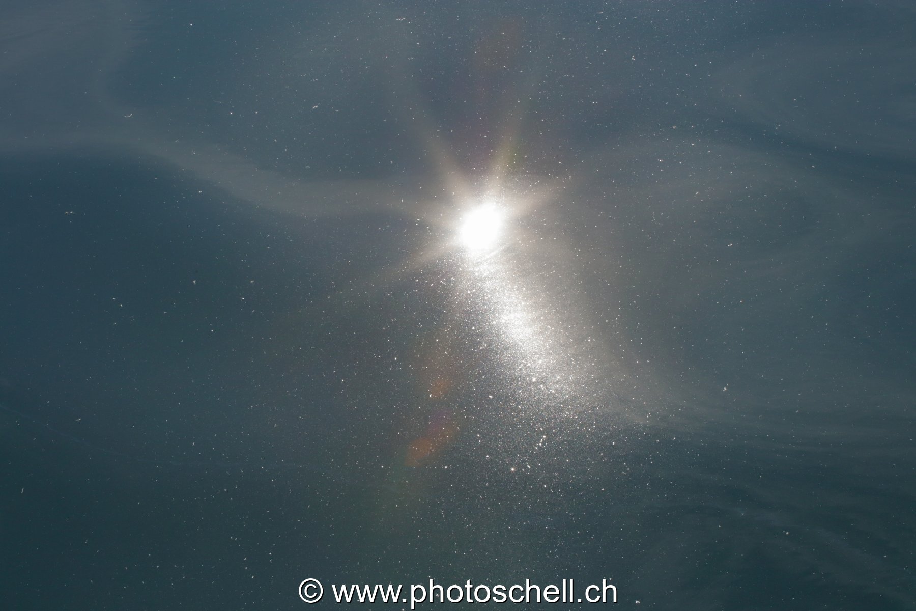 Reflet du soleil dans l'eau / étoile filante ?