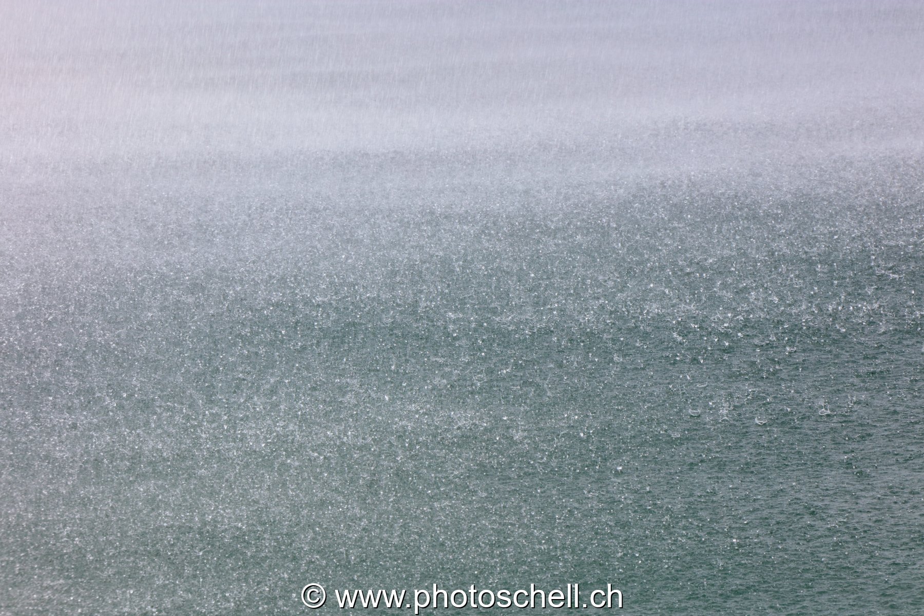 Pluie retombant du jet d'eau