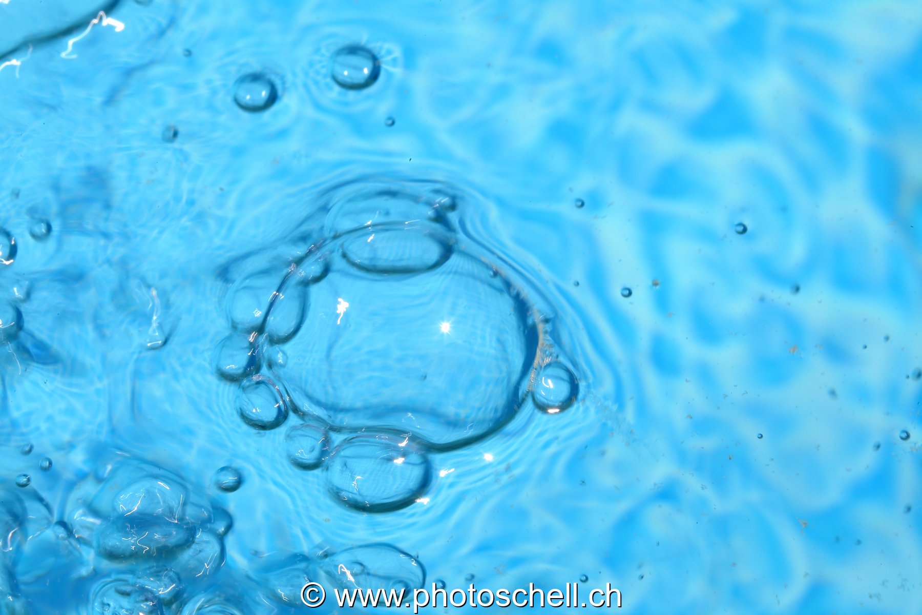 Bulles d'eau sur la piscine