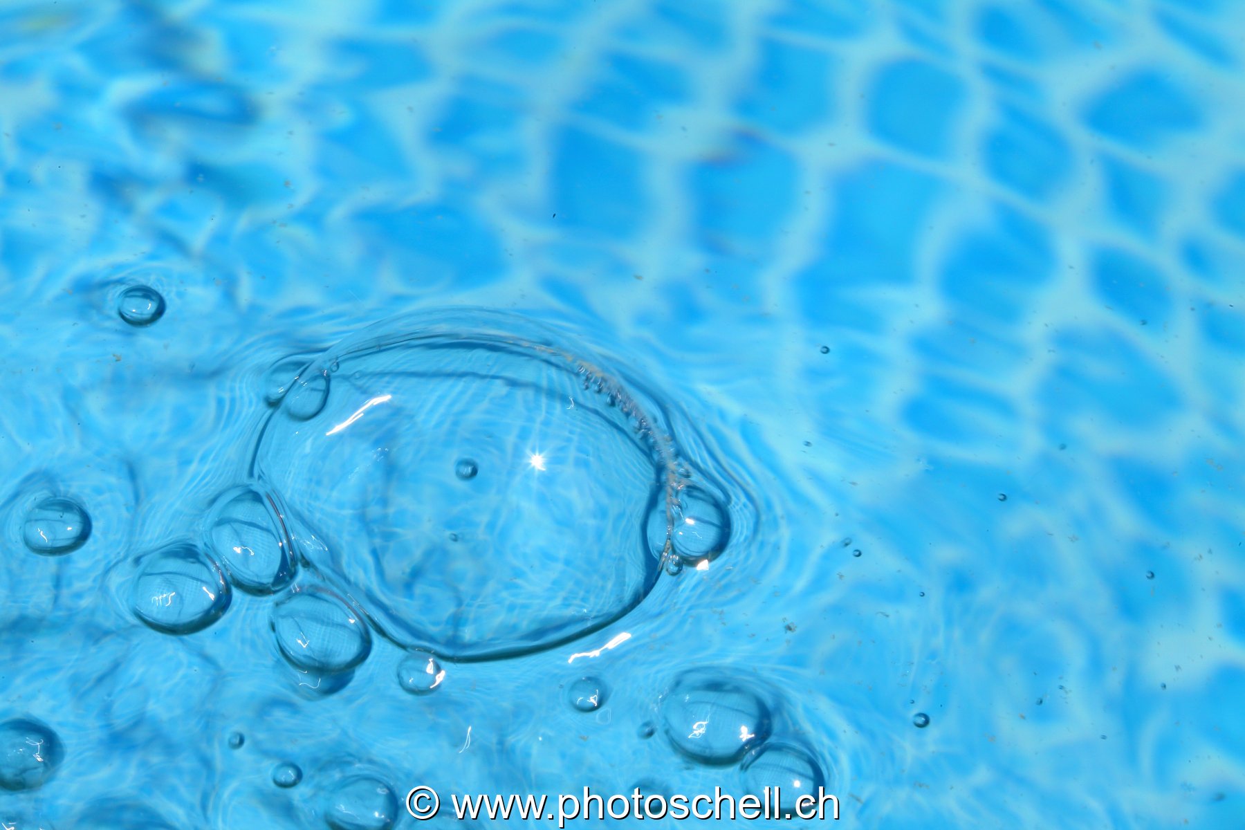 Bulles d'eau sur la piscine