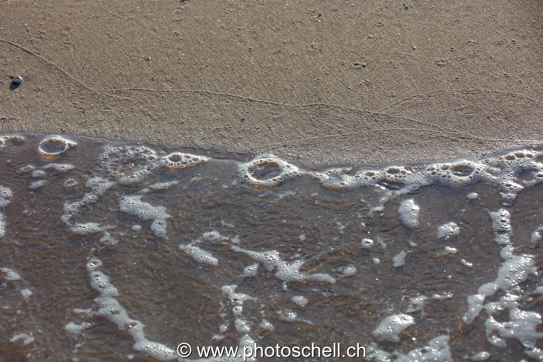 Bulles d'air sur le sable