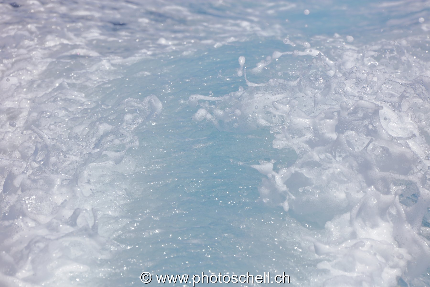 Projections d'eau dans le sillage