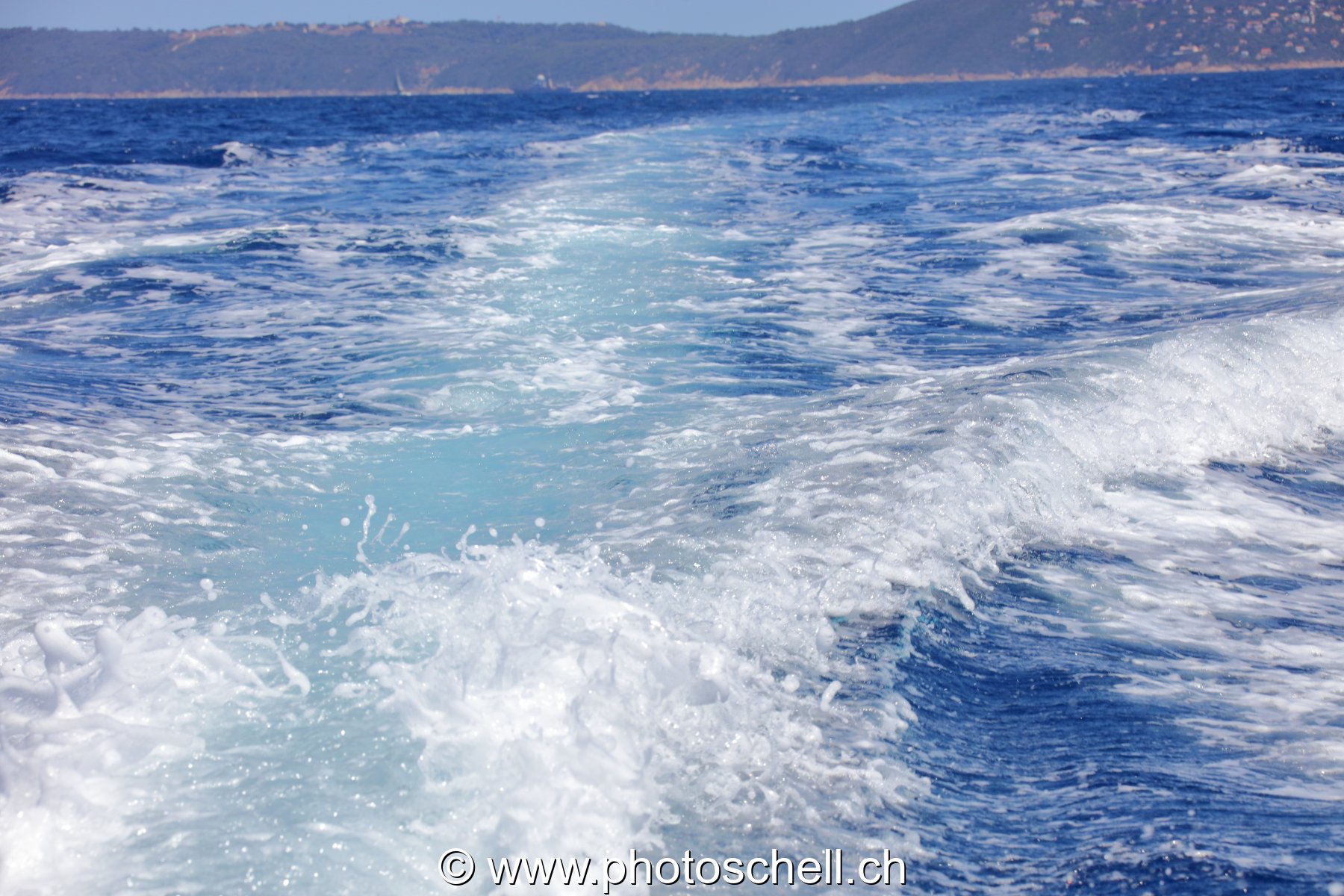 Projections d'eau dans le sillage