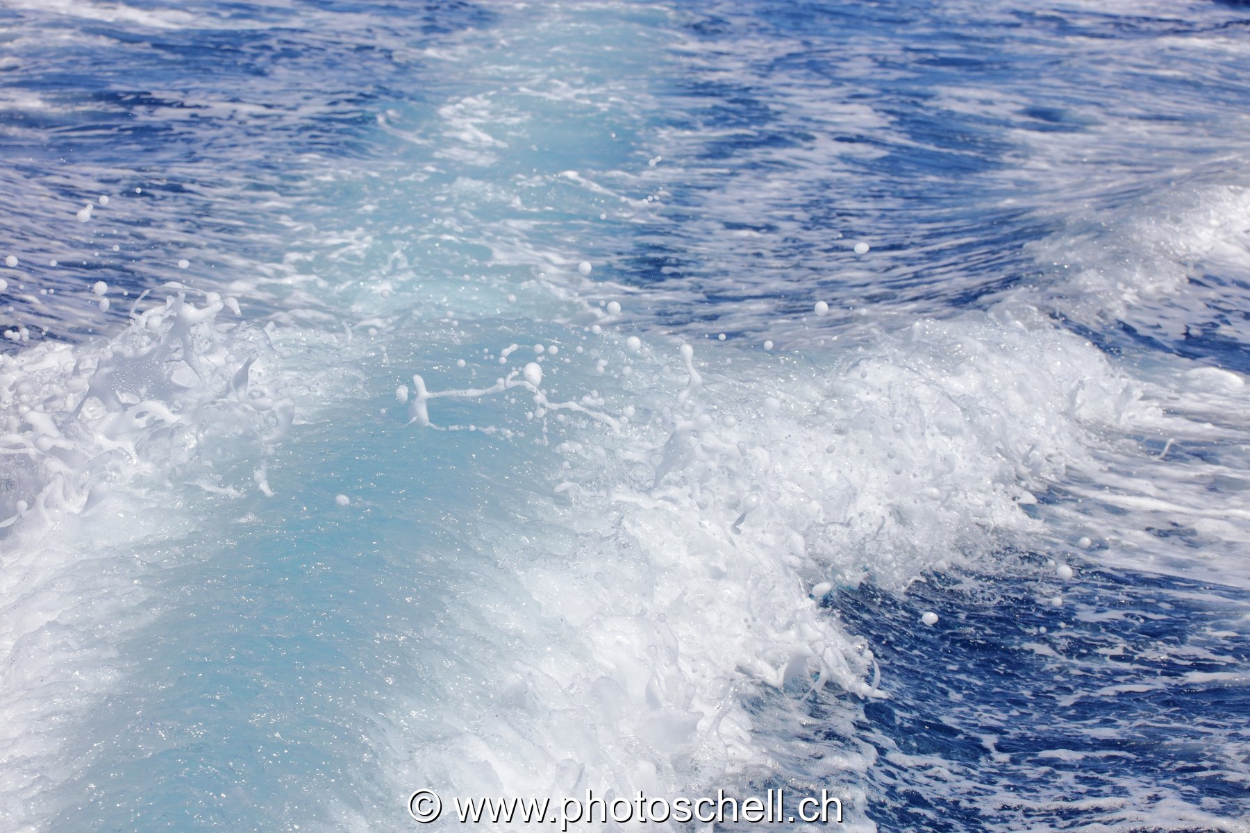 Projections d'eau dans le sillage
