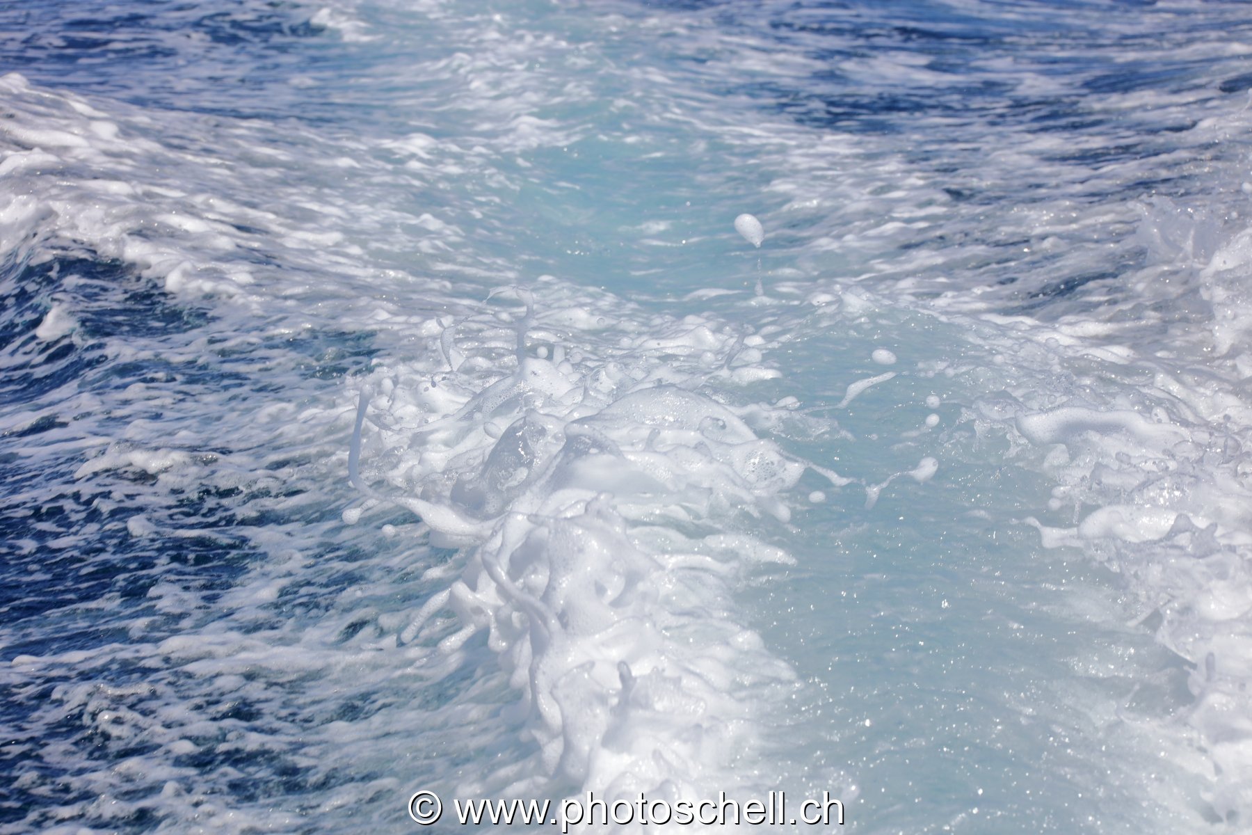 Projections d'eau dans le sillage