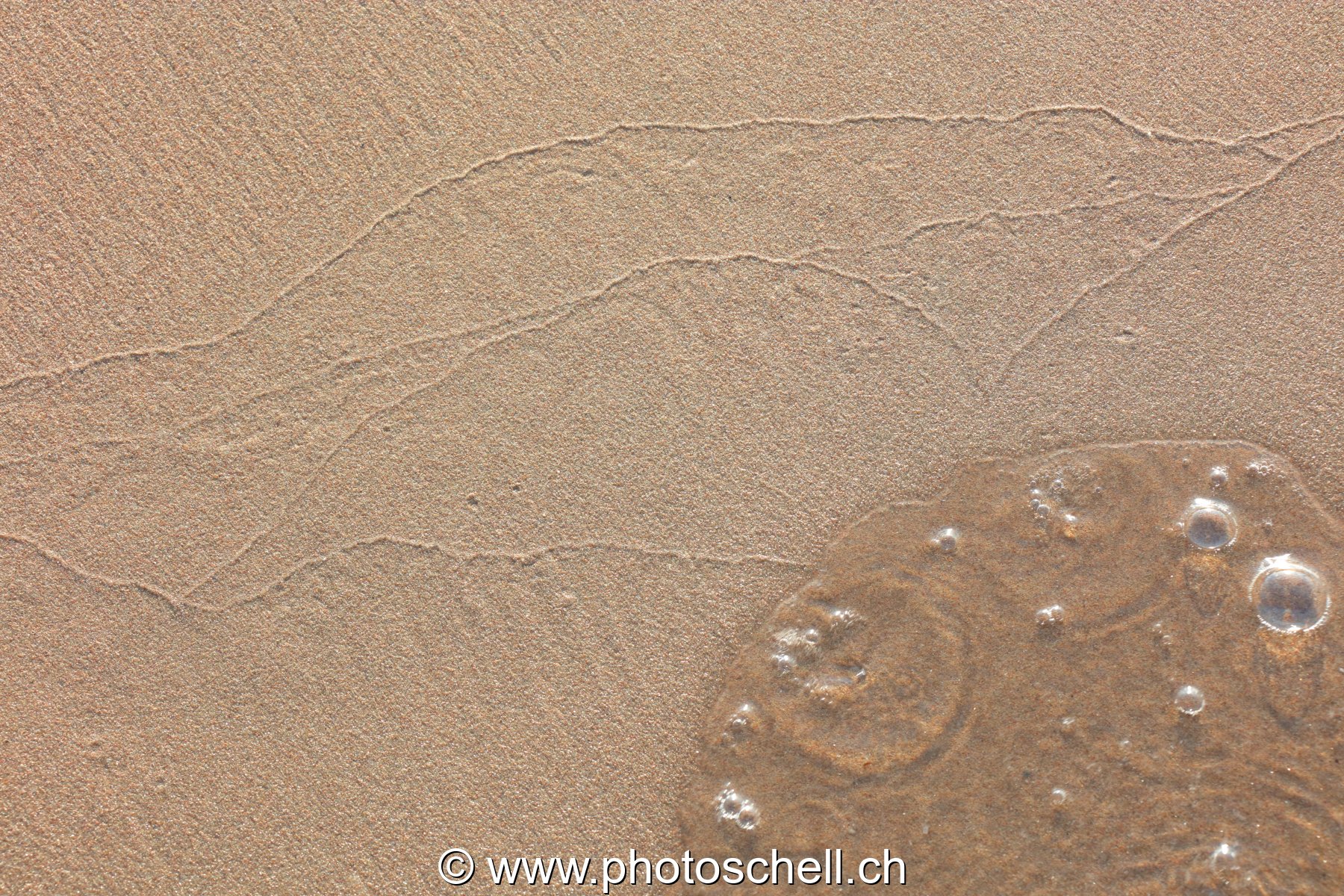 Traces des vagues et bulles d'air
