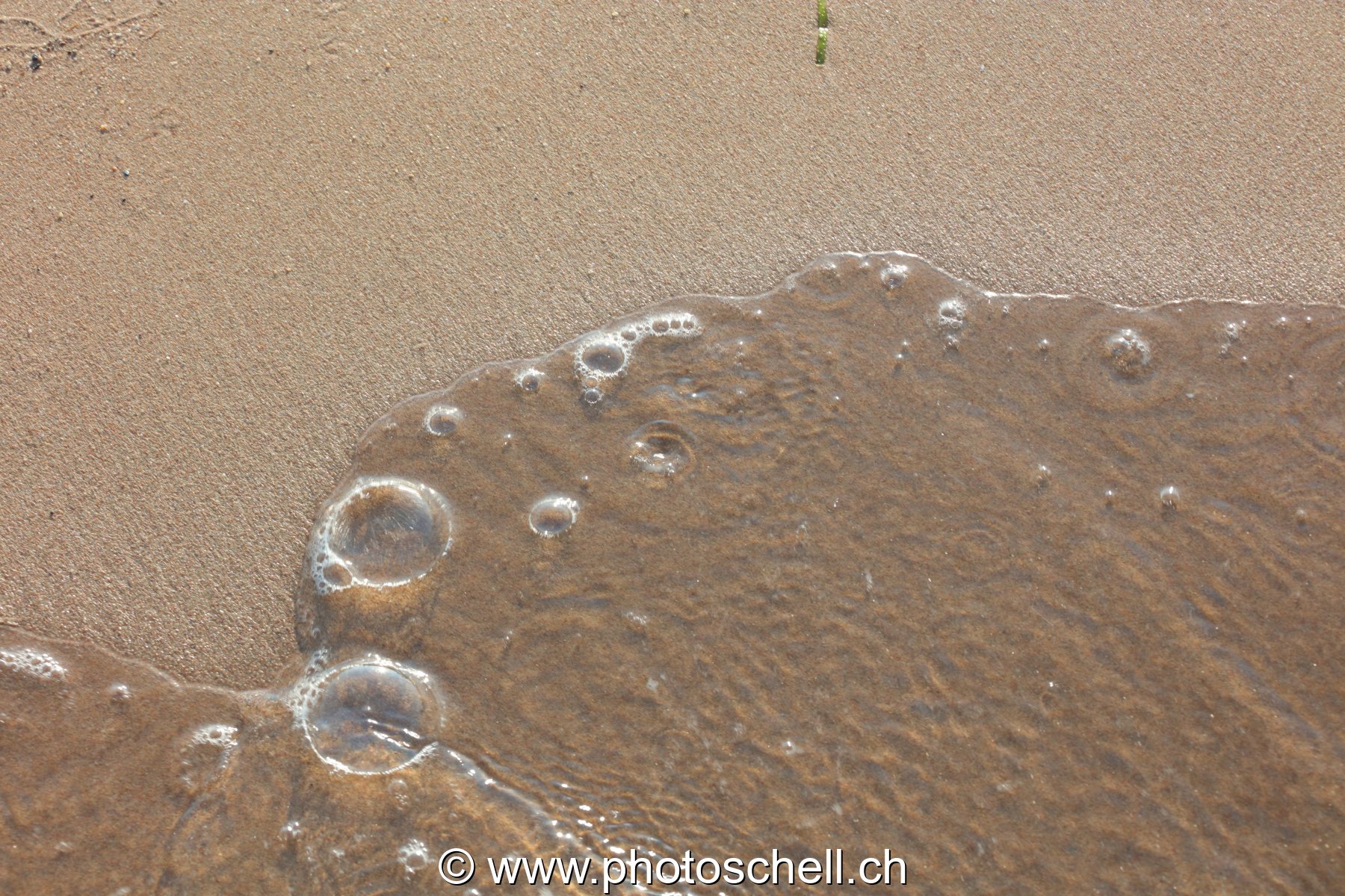 Traces des vagues et bulles d'air