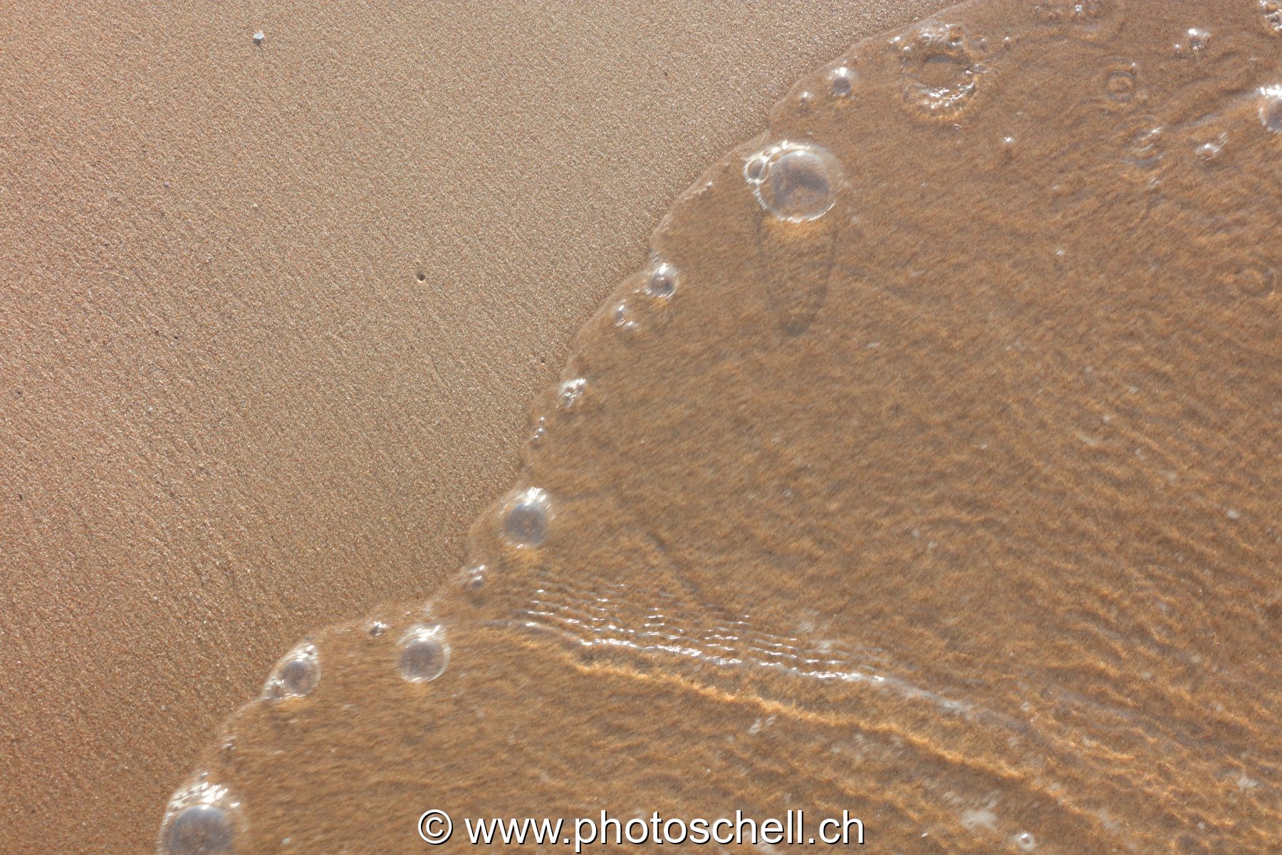 Traces des vagues et bulles d'air