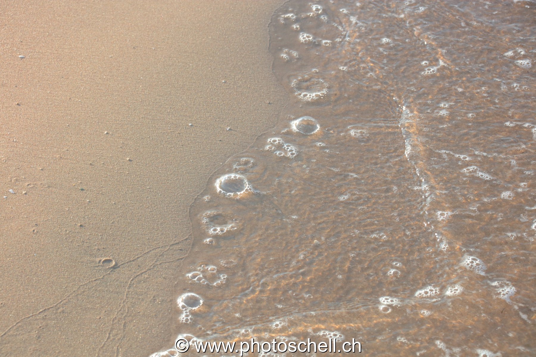 Traces des vagues et bulles d'air