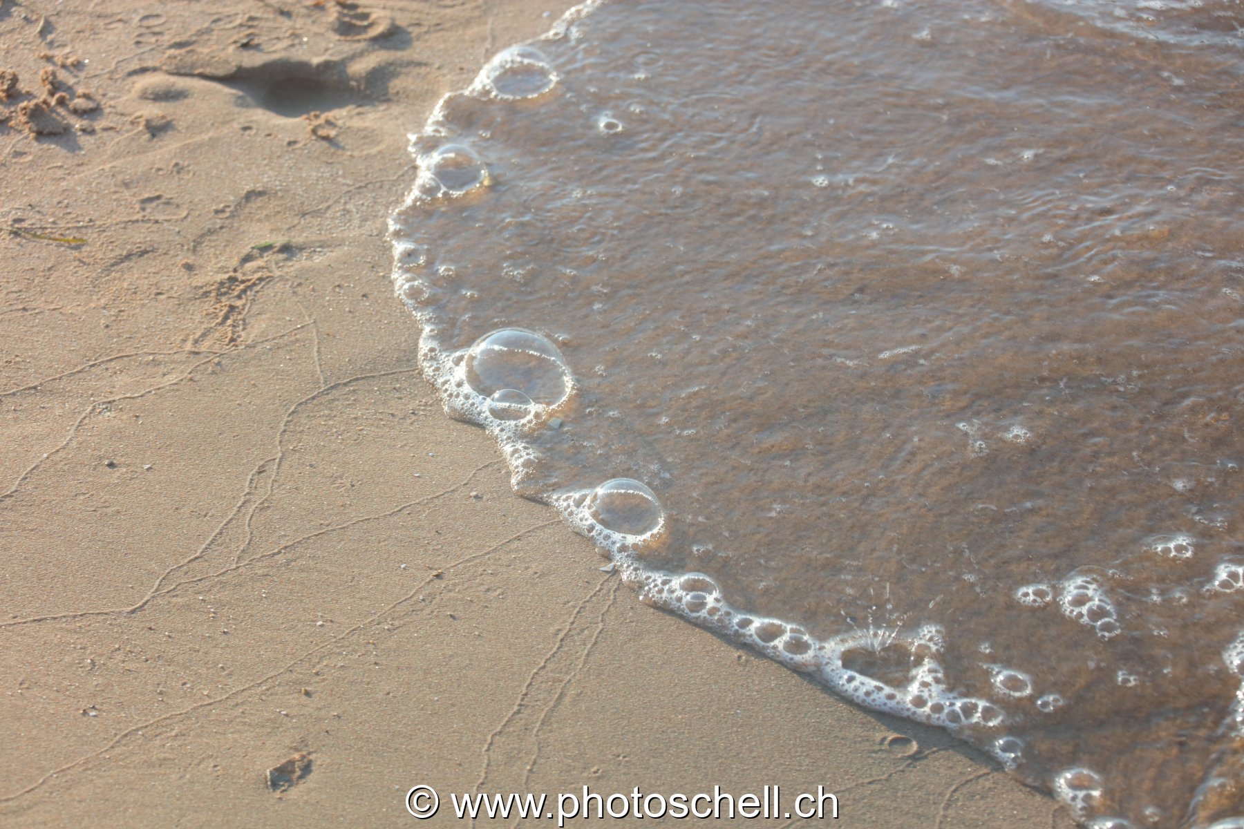 Traces des vagues et bulles d'air