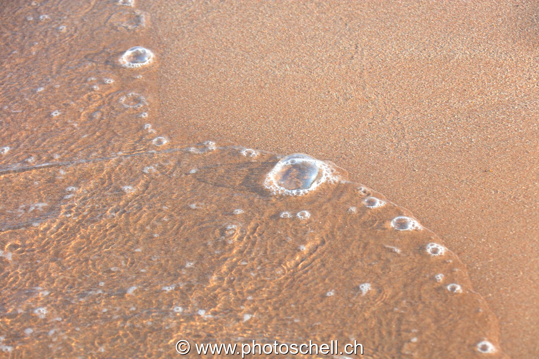 Traces des vagues et bulles d'air