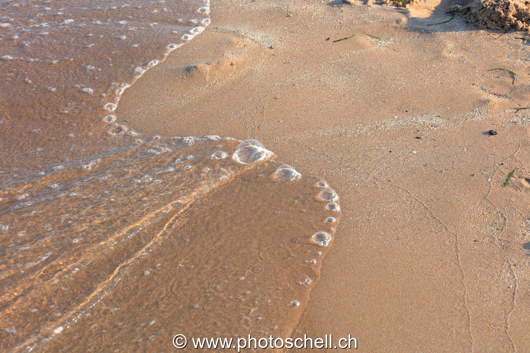 Traces des vagues et bulles d'air