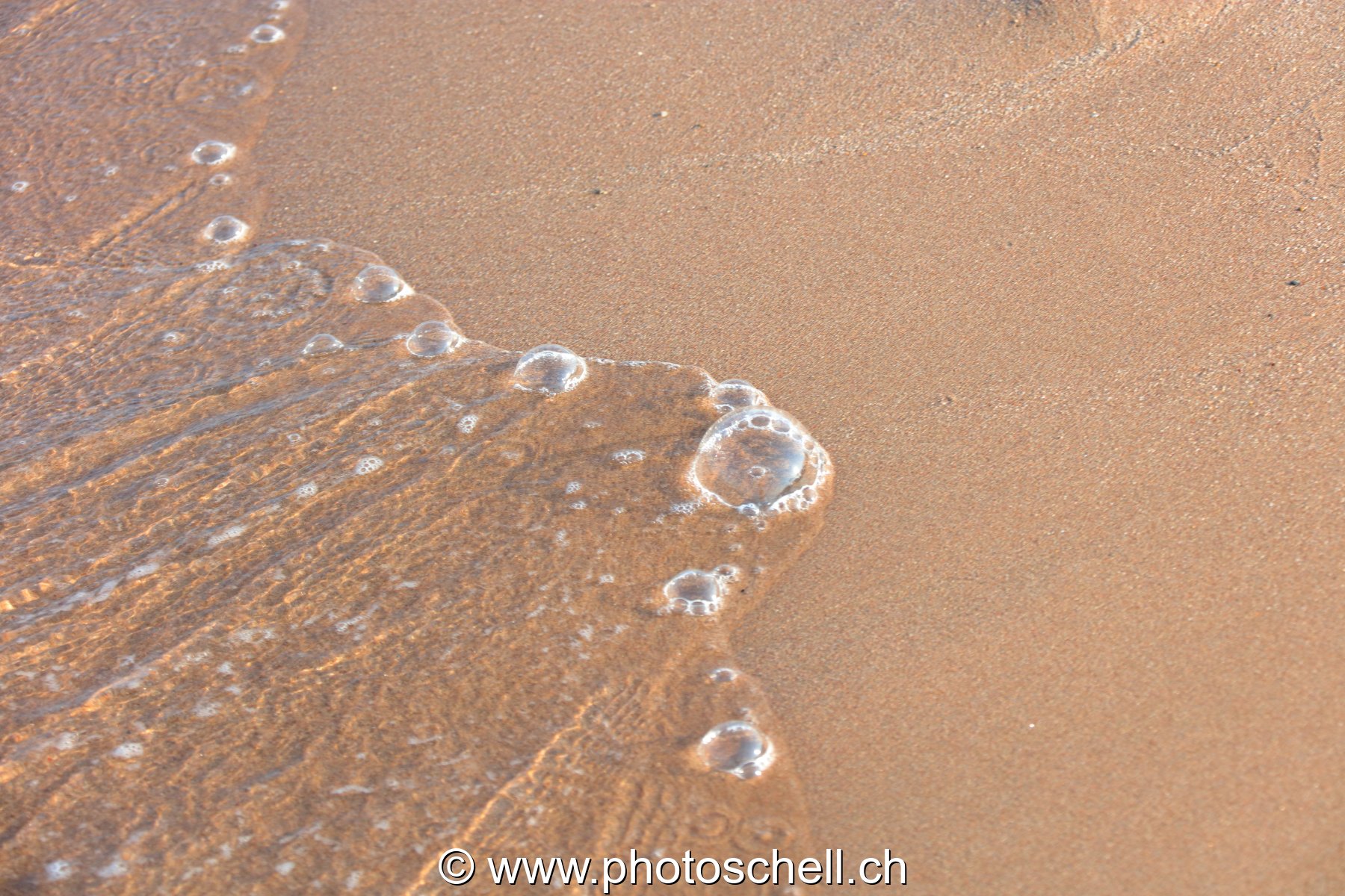 Traces des vagues et bulles d'air