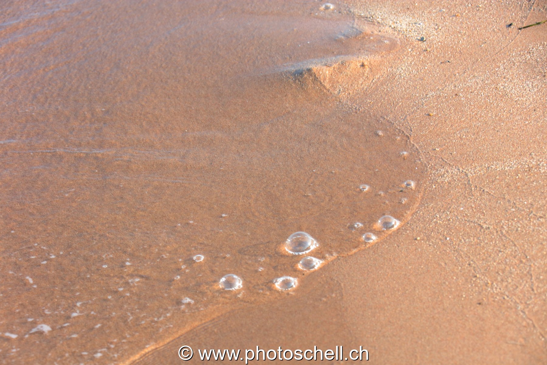 Traces des vagues et bulles d'air