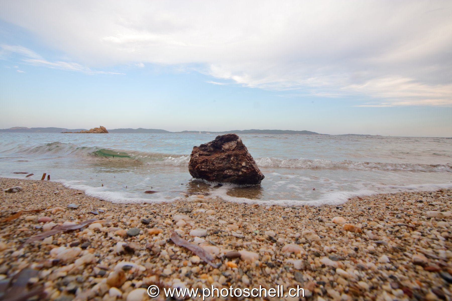 Plage de cailloux et son rocher